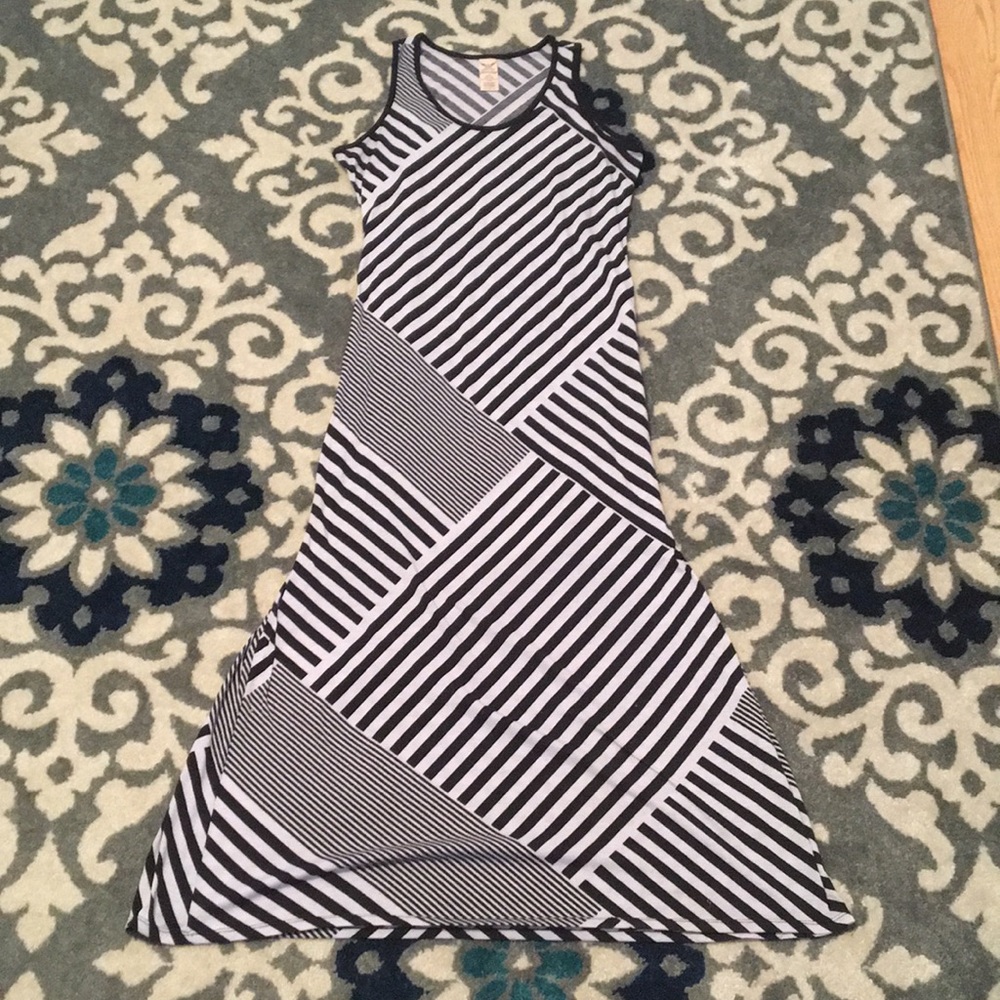 Black and white stopped maxi